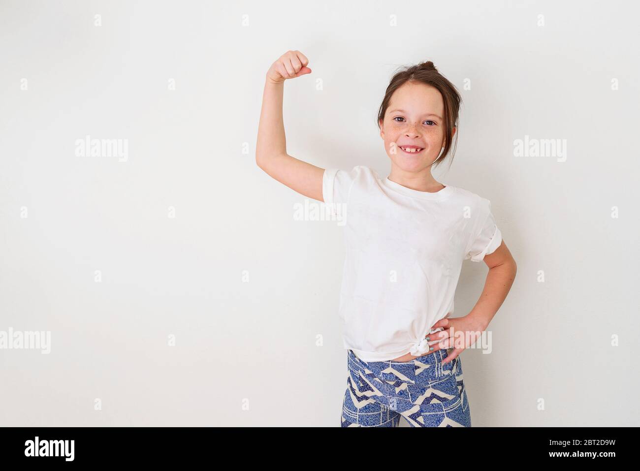 Ritratto di una ragazza che flette i muscoli Foto Stock