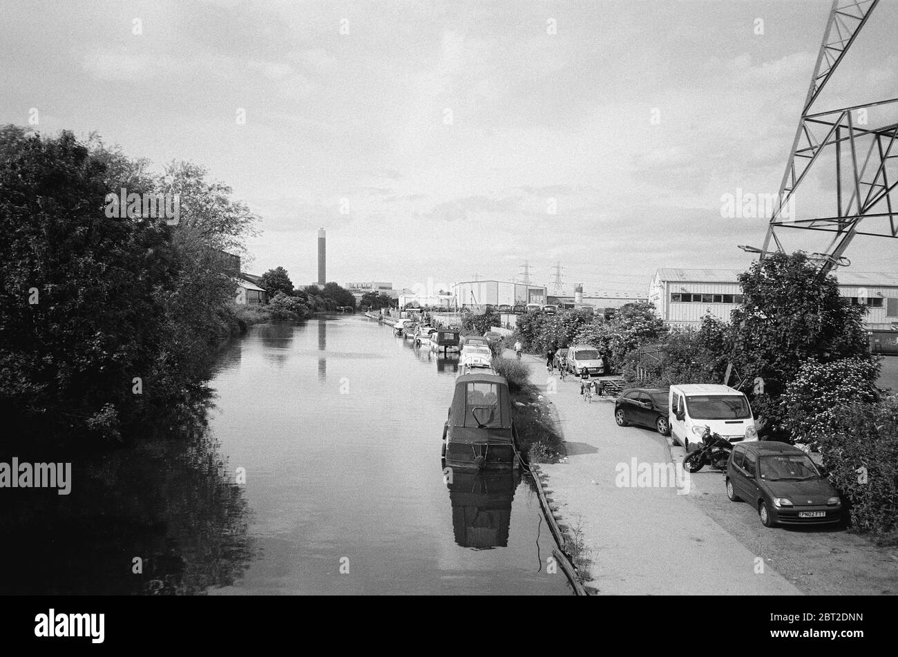 Il fiume Lea vicino Tottenham, guardando a nord verso Edmonton, Londra nord Regno Unito. Foto Stock