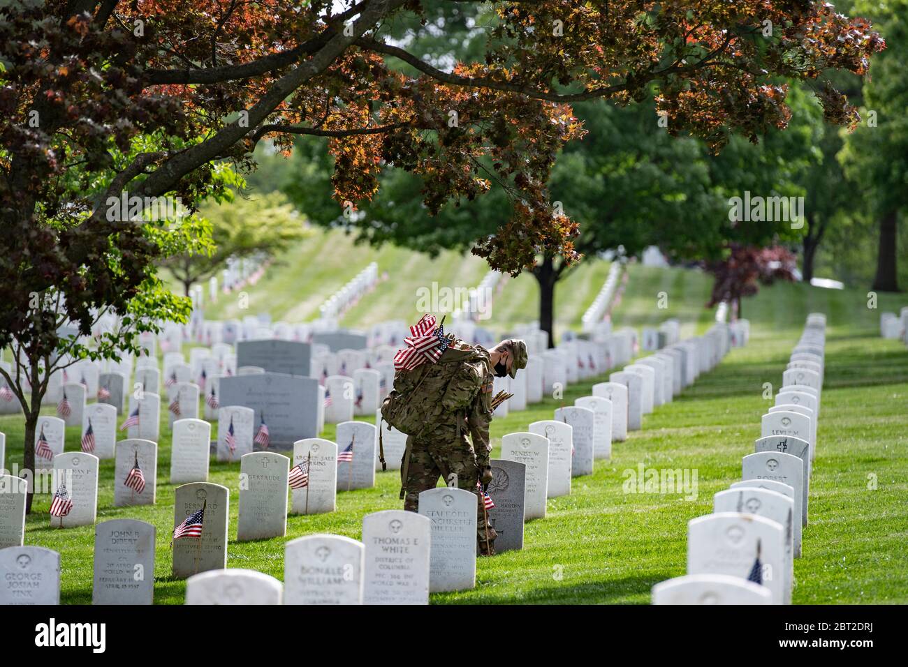 Arlington, Stati Uniti d'America. 21 Maggio 2020. Arlington, Stati Uniti d'America. 21 maggio 2020. I soldati con il reggimento fanteria statunitense 3d, indossando i DPI, segnano le pietre angolari durante la cerimonia di Flags-in al cimitero nazionale di Arlington, che segna l'inizio della festa del Memorial Day 21 maggio 2020 ad Arlington, Virginia. Credit: Elizabeth Fraser/DOD/Alamy Live News Foto Stock