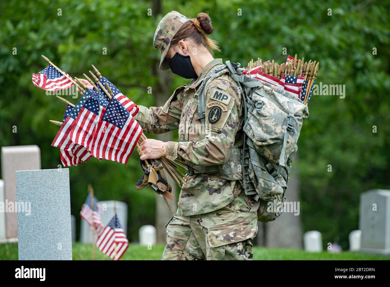 Arlington, Stati Uniti d'America. 21 Maggio 2020. Arlington, Stati Uniti d'America. 21 maggio 2020. I soldati con il reggimento fanteria statunitense 3d, indossando i DPI, segnano le pietre angolari durante la cerimonia di Flags-in al cimitero nazionale di Arlington, che segna l'inizio della festa del Memorial Day 21 maggio 2020 ad Arlington, Virginia. Credit: Elizabeth Fraser/DOD/Alamy Live News Foto Stock