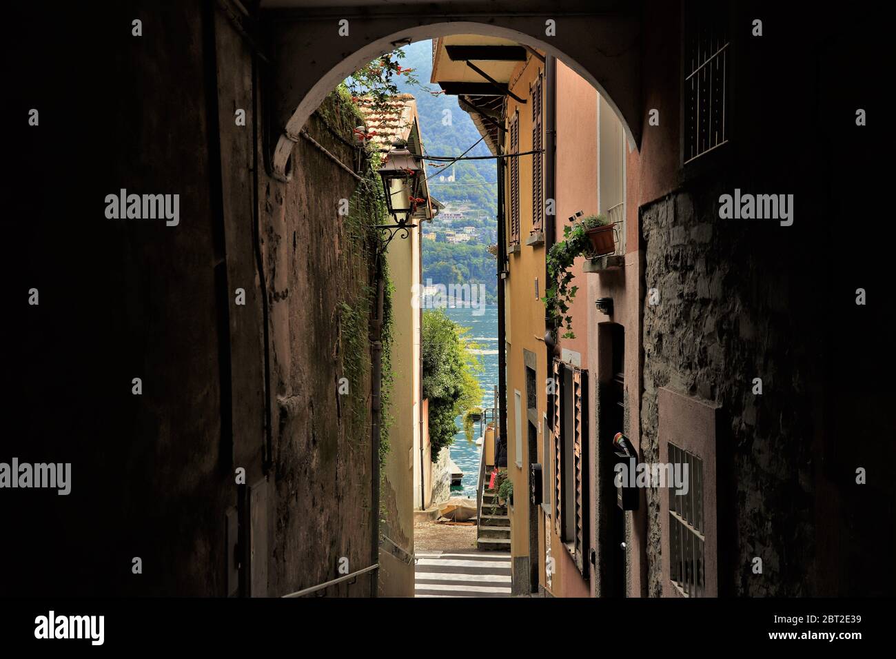 Vista attraverso un arco del Lago di Como a Laglio, Italia Foto Stock