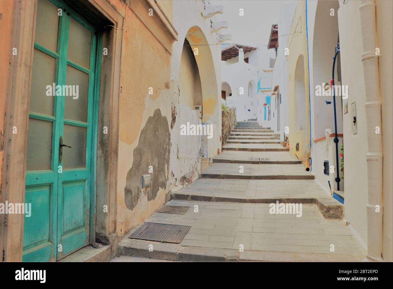 Vista sulla via di Santa Marina di Salina Centro storico delle Isole Eolie, Sicilia. Italia Foto Stock