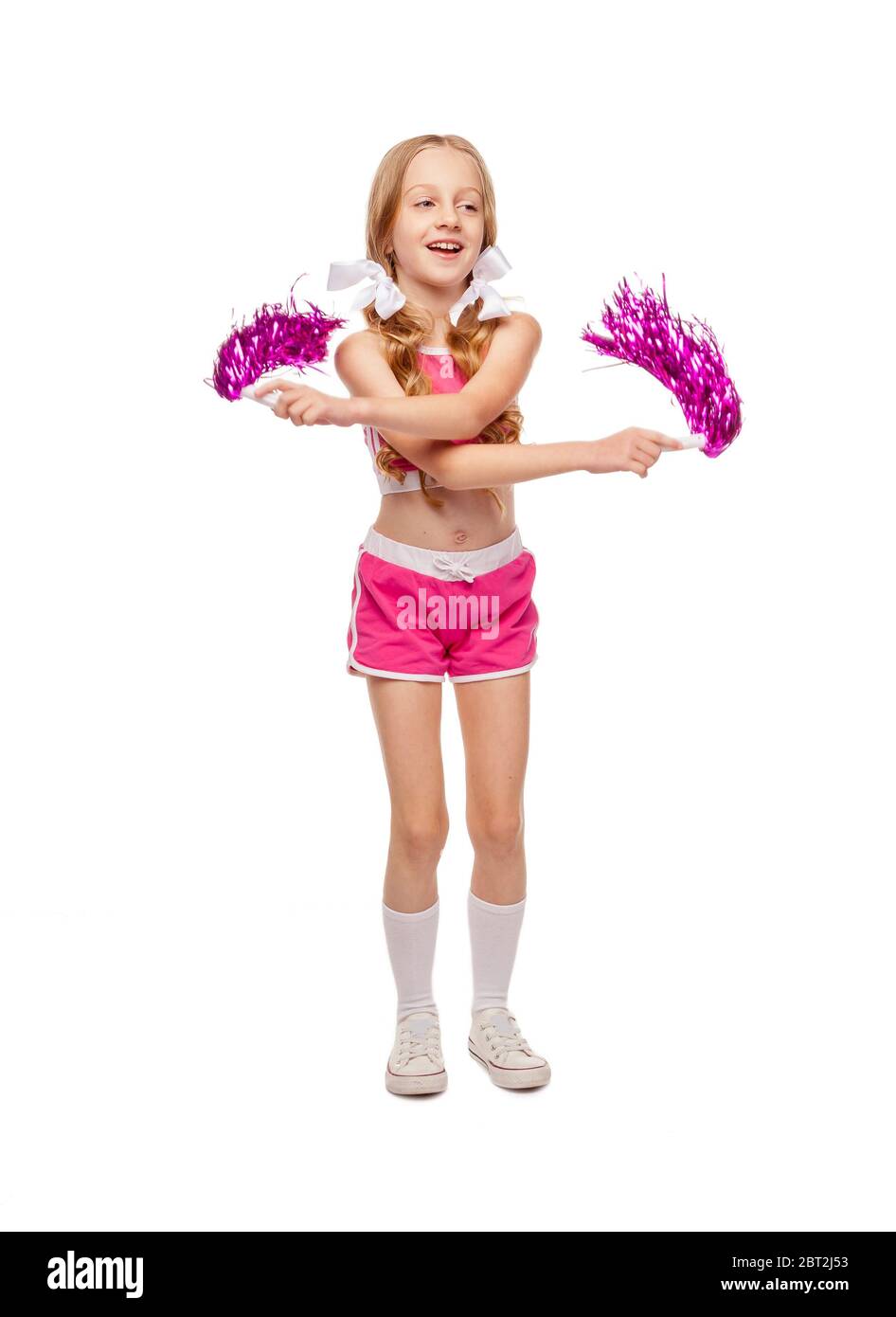 ragazza in costume cheerleader danze con un pom pom pom su sfondo bianco Foto Stock