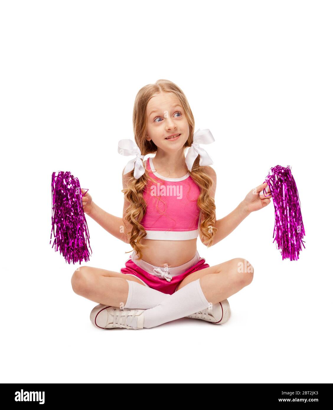 ragazza in un costume cheerleader con un pom pom su un bianco Foto Stock