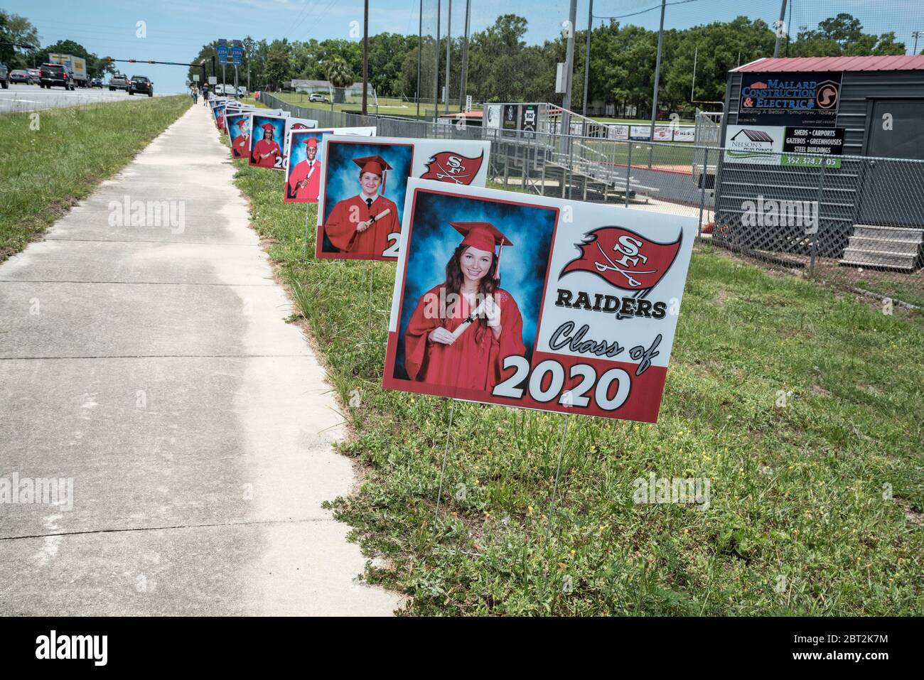 2020 laureati in senior presso la Santa Fe High School di Alachua, Florida, hanno le loro foto di laurea pubblicate accanto alla Highway 441 ad Alachua, Foto Stock