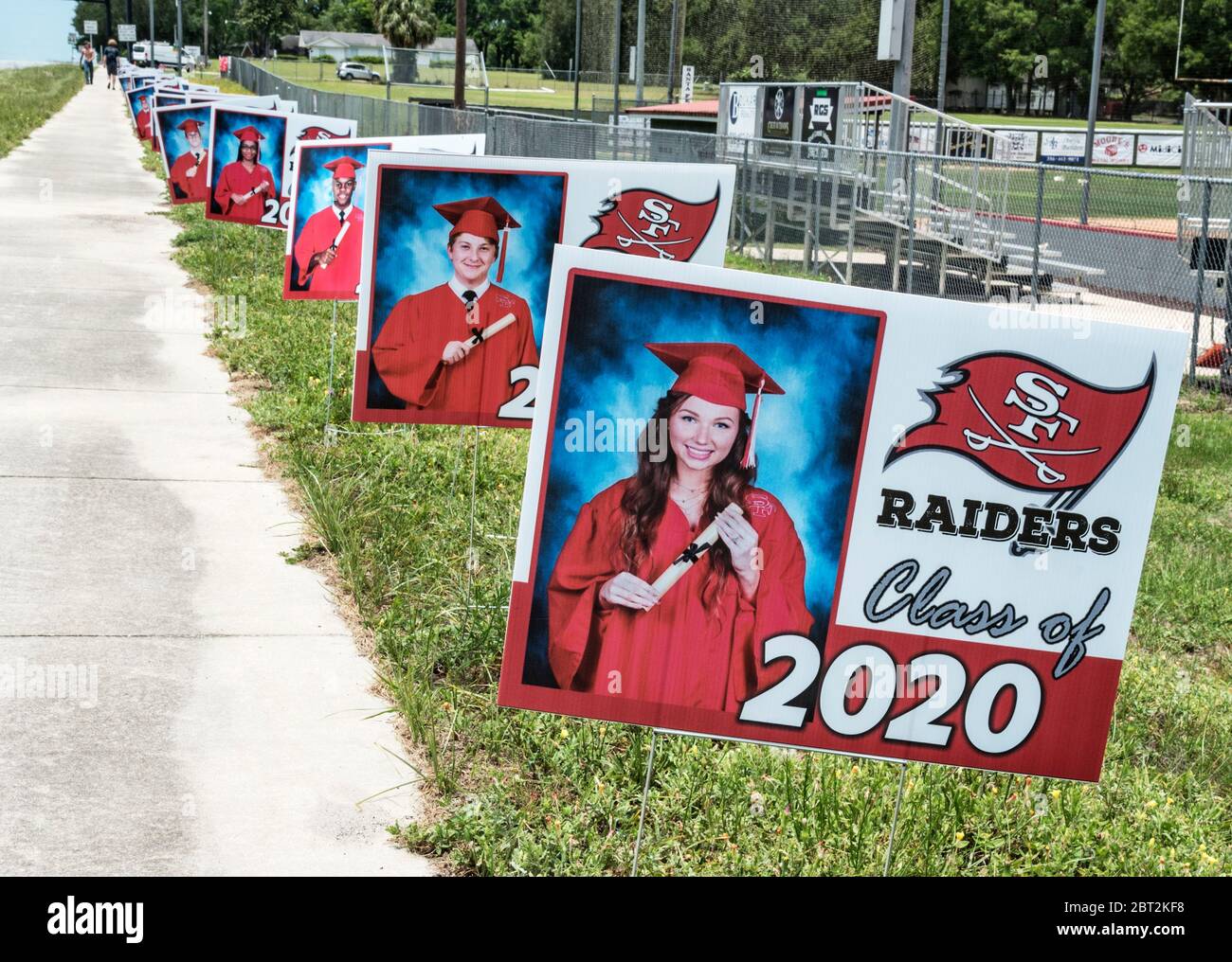 2020 laureati in senior presso la Santa Fe High School di Alachua, Florida, hanno le loro foto di laurea pubblicate accanto alla Highway 441 ad Alachua, Foto Stock