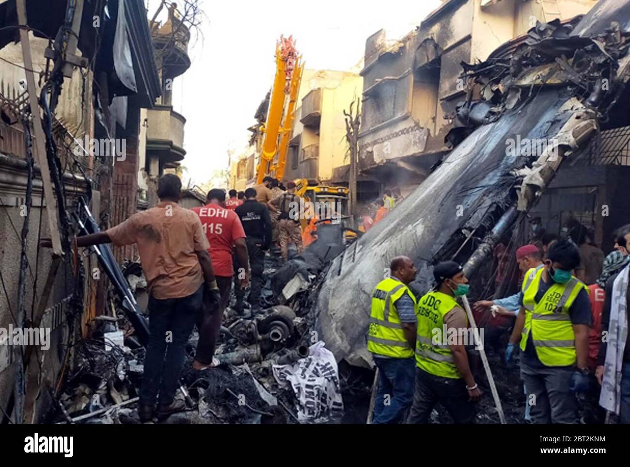 Vista del luogo dopo l'incidente aereo passeggeri in una zona residenziale vicino a un aeroporto, situato sulla Model Colony Malir a Karachi venerdì 22 maggio 2020. Il volo trasportava 90 passeggeri e volava da Lahore a Karachi quando si schiantò nella densamente popolata area di Jinnah Garden vicino a Model Colony in Malir. Foto Stock