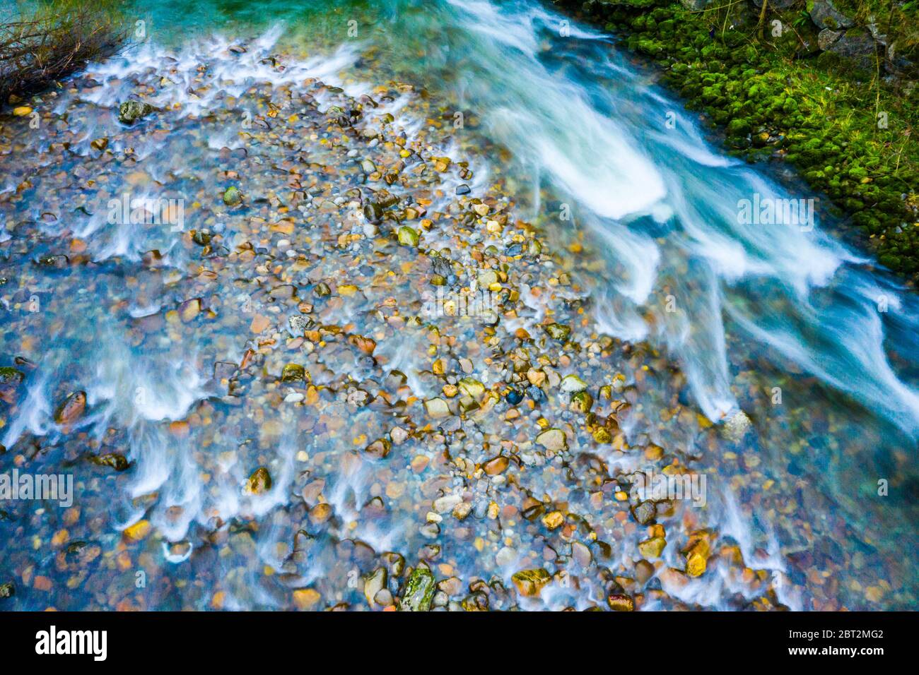 Letto di fiume con pietre rotolanti. Foto Stock