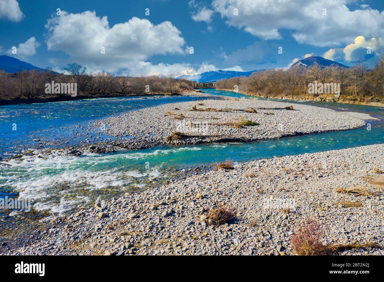 Riverbed in un paesaggio naturale. Fiume Aragon vicino al bacino idrico di Yesa. Saragozza, Aragona, Spagna, Europa. Foto Stock