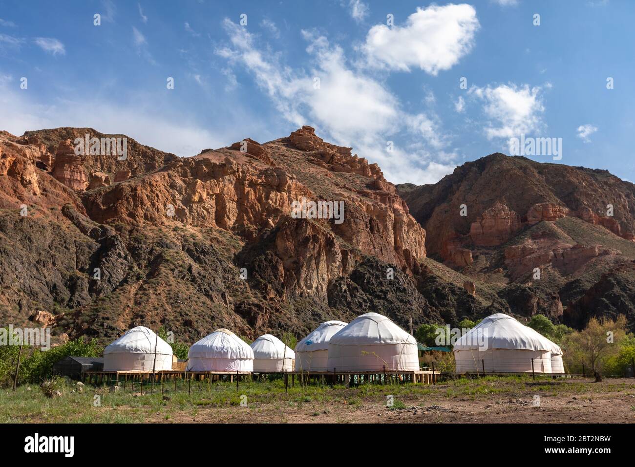 campo di yurt nella valle di montagna Foto Stock