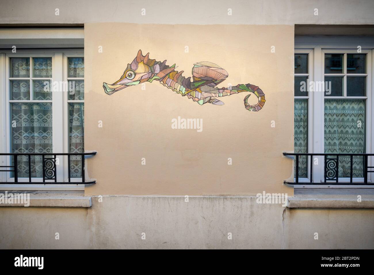 Parigi, Francia - 17 maggio 2020: Vista dettagliata di un murale che mostra un cavalluccio marino dipinto su un edificio di appartamenti, preso alla fine della giornata, Butte-aux-Cail Foto Stock