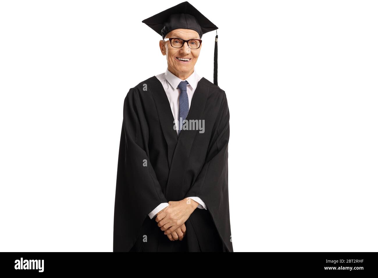 Anziano maschio laureato indossando un abito e sorridente isolato su sfondo bianco Foto Stock