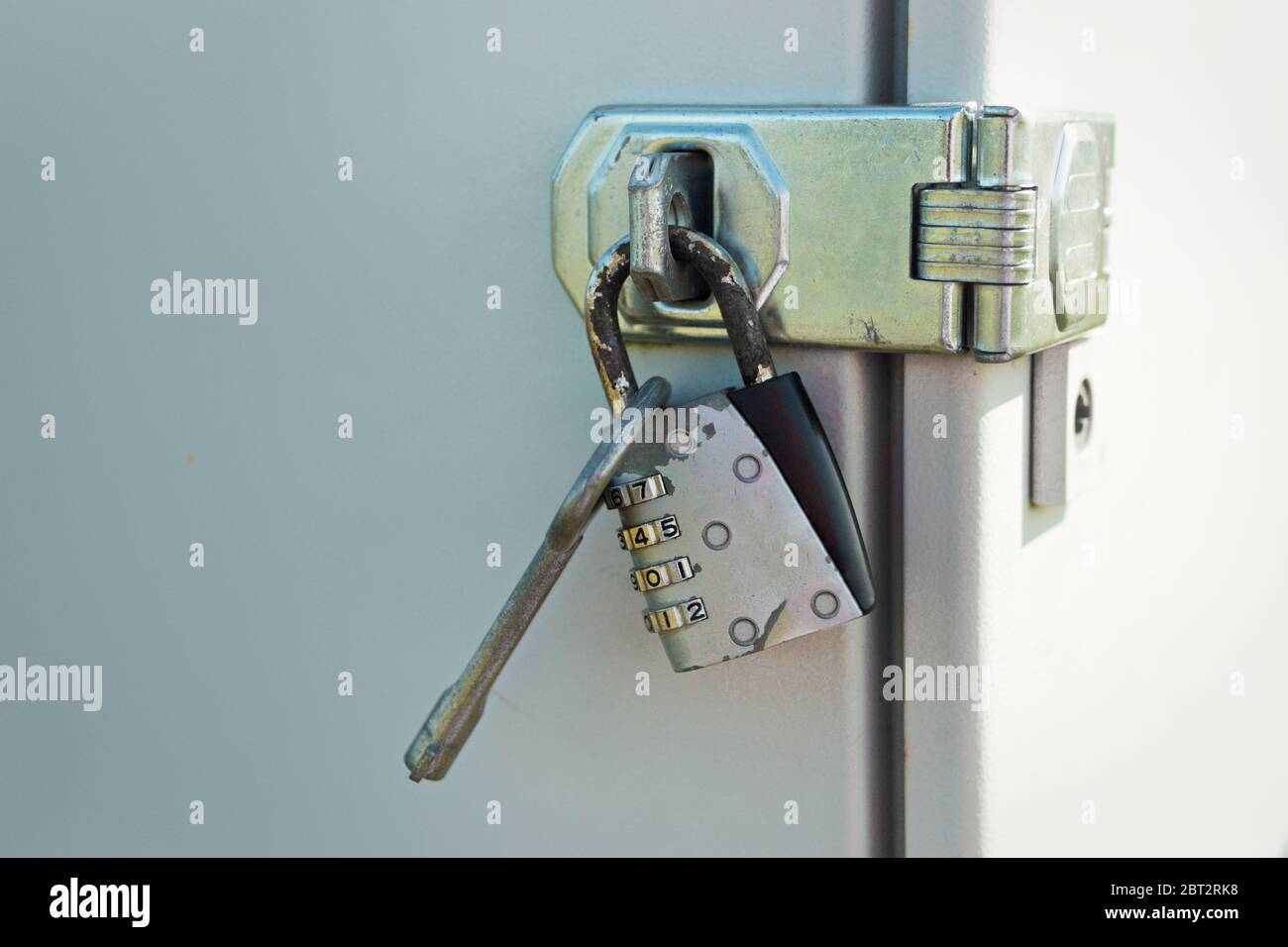 Armadio fissato con una serratura a combinazione e una chiave per l'apertura Foto Stock