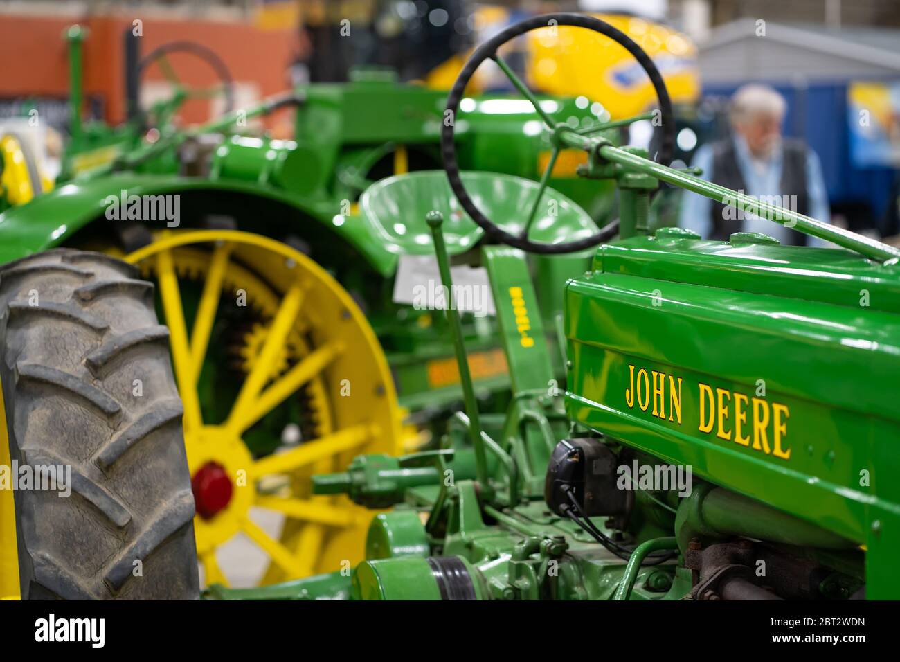 Harrisburg, PA / USA - 9 gennaio 2020: Un antico trattore John Deere è in mostra al Pennsylvania Farm Show. Foto Stock