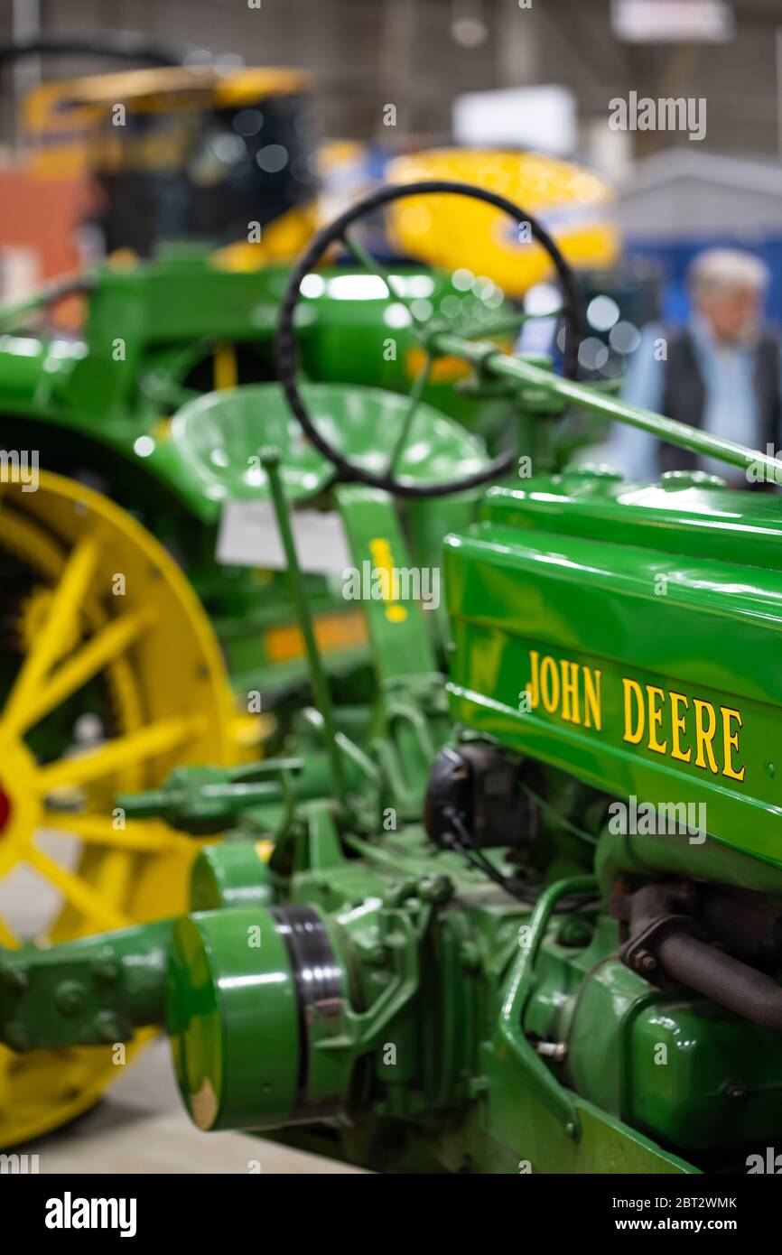 Harrisburg, PA / USA - 9 gennaio 2020: Un antico trattore John Deere è in mostra al Pennsylvania Farm Show. Foto Stock