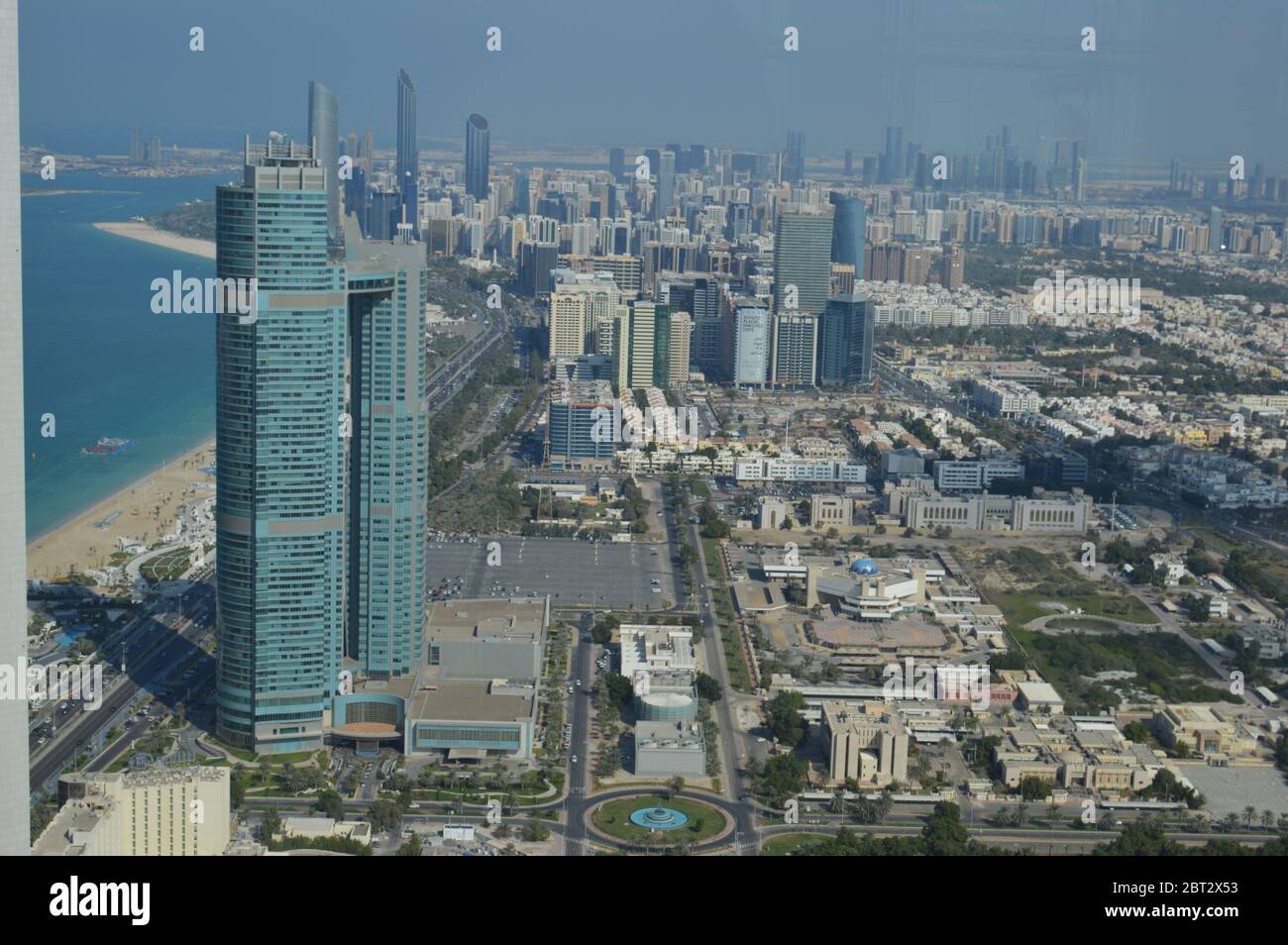 D'uccello e vista aerea della città di Abu Dhabi dal ponte di osservazione in Etihad towers Foto Stock