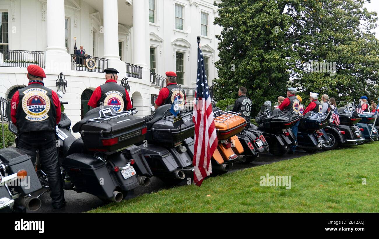 Washington, Stati Uniti d'America. 22 maggio 2020. Washington, Stati Uniti d'America. 22 maggio 2020. I veterani che partecipano al Rolling To Remember: Onorando i nostri Veterani delle Nazioni e i rally motociclistici POW-mia salutano il presidente degli Stati Uniti Donald Trump mentre ascoltano il South Lawn of the White House 22 maggio 2020 a Washington, DC l'evento fa parte del Memorial Day Weekend. Credit: Shealah Craighead/White House Photo/Alamy Live News Foto Stock