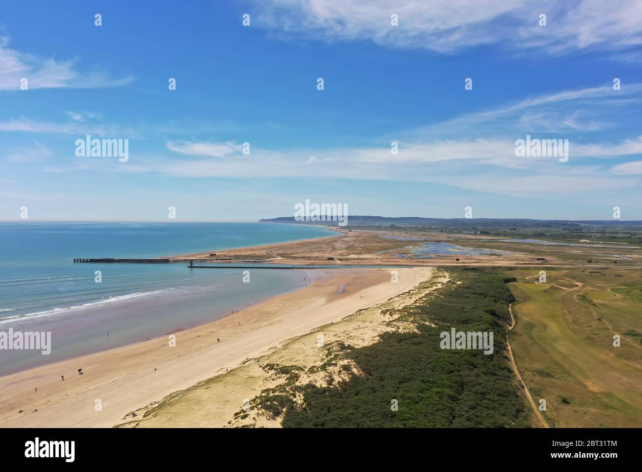 Bella foto aerea della costa sabbiosa in Inghilterra, famoso concetto di spiagge costiere Foto Stock