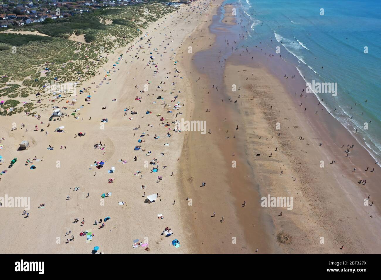 bella foto aerea della spiaggia di sabbia trafficata in estate Foto Stock