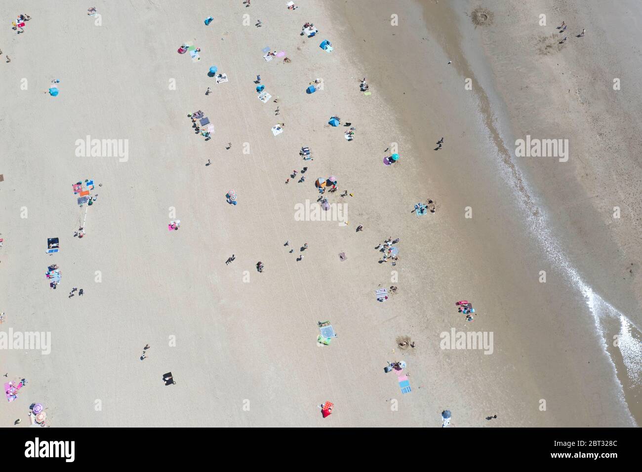 foto astratta della spiaggia aerea di persone che prendono il sole sulla spiaggia Foto Stock