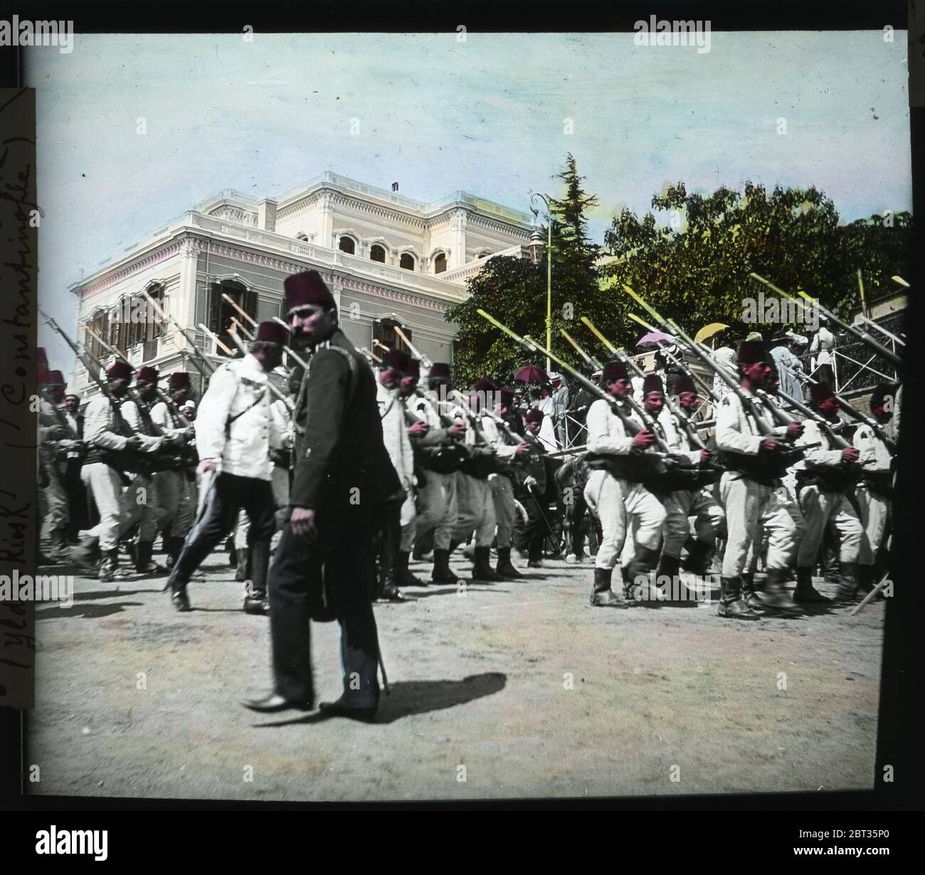Istanbul Costantinopoli: Sfilata di truppe al Selamlik del chiosco Yildiz. Palazzo Yıldız, che significa "Palazzo Star", costruito nel 1880 e utilizzato dall'Impero Ottomano Sultano Abdülhamid II Diapositiva a colori da circa 1910. Fotografia su lastra di vetro asciutta della collezione Herry W. Schaefer. Foto Stock