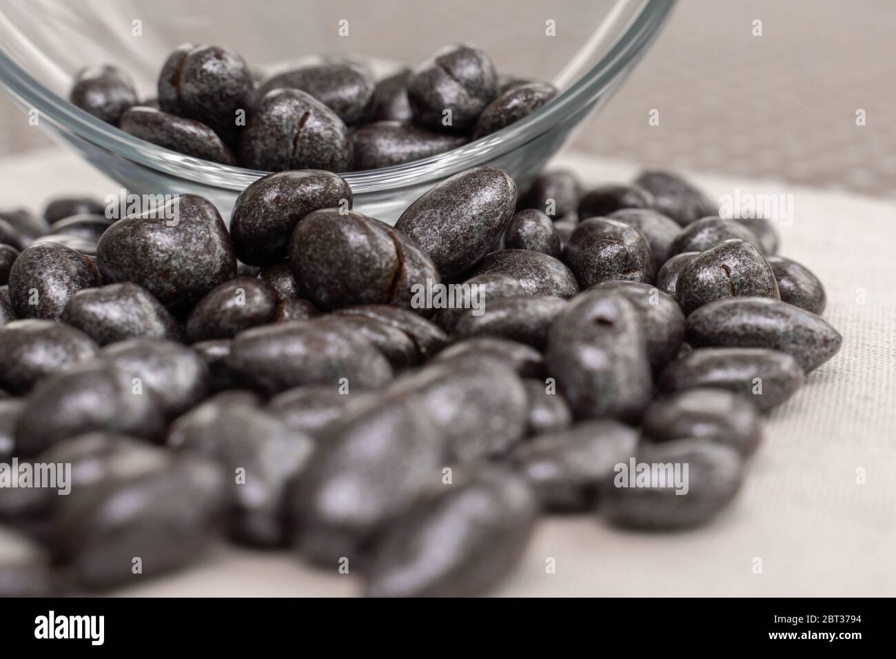ciottoli di mare caramelle ottenere abbastanza sonno da una ciotola di vetro Foto Stock