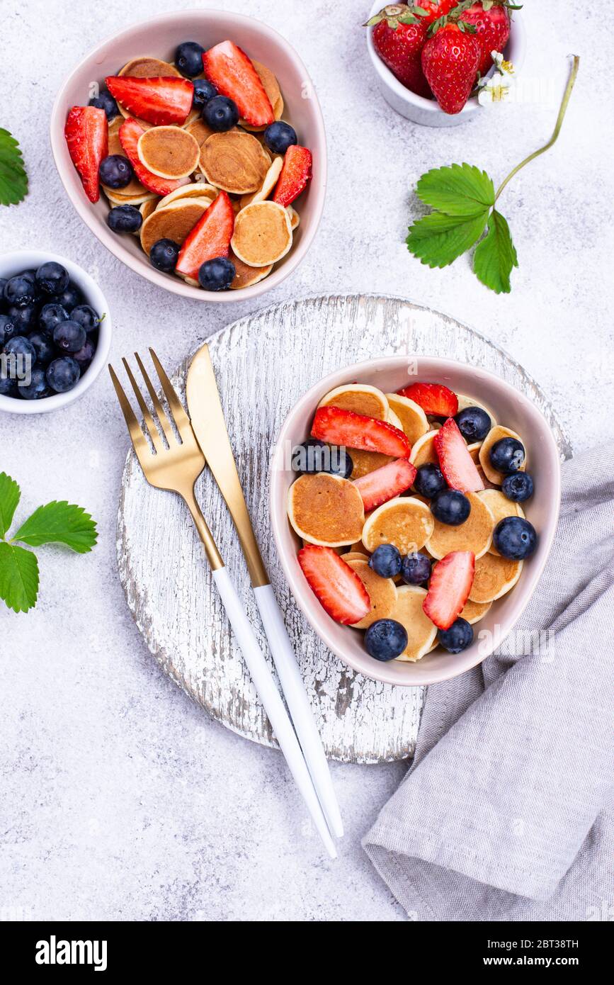 Cereali dolci e frittelle con frutti di bosco Foto Stock