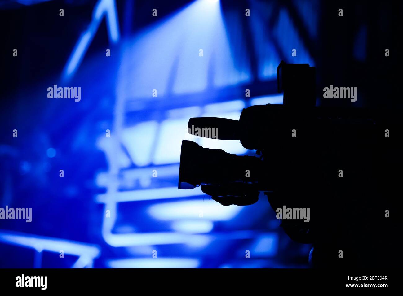 silhouette di una videocamera televisiva Foto Stock