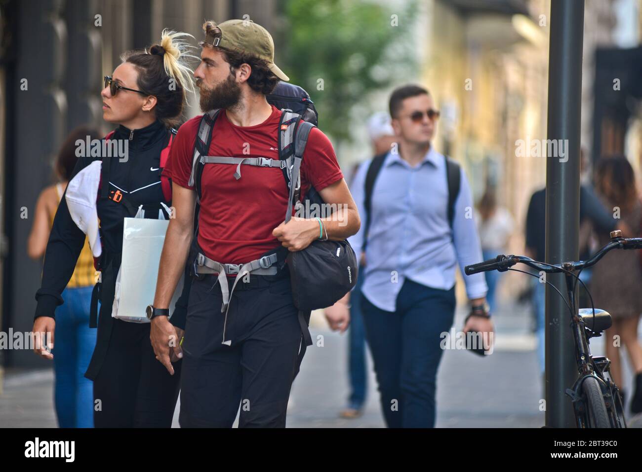 Un paio di backpackers a piedi in Via Sparano da Bari. Bari, Italia Foto Stock