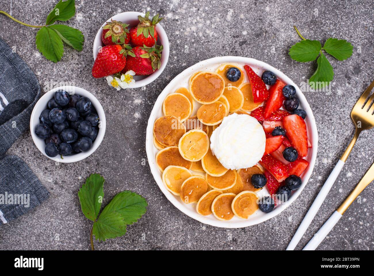 Cereali dolci e frittelle con frutti di bosco Foto Stock