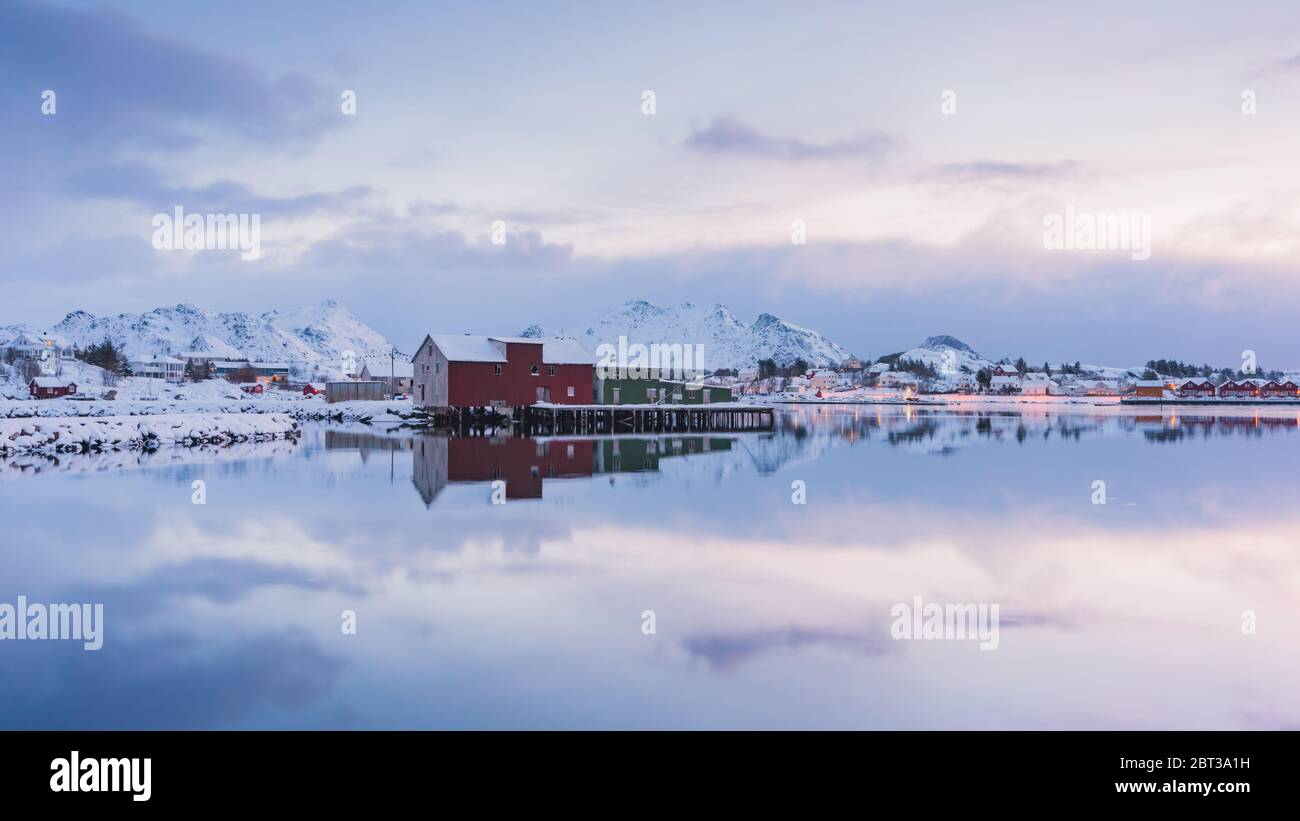 Villaggio costiero, Ballstad, Vestvagoy, Lofoten, Nordland, Norvegia Foto Stock