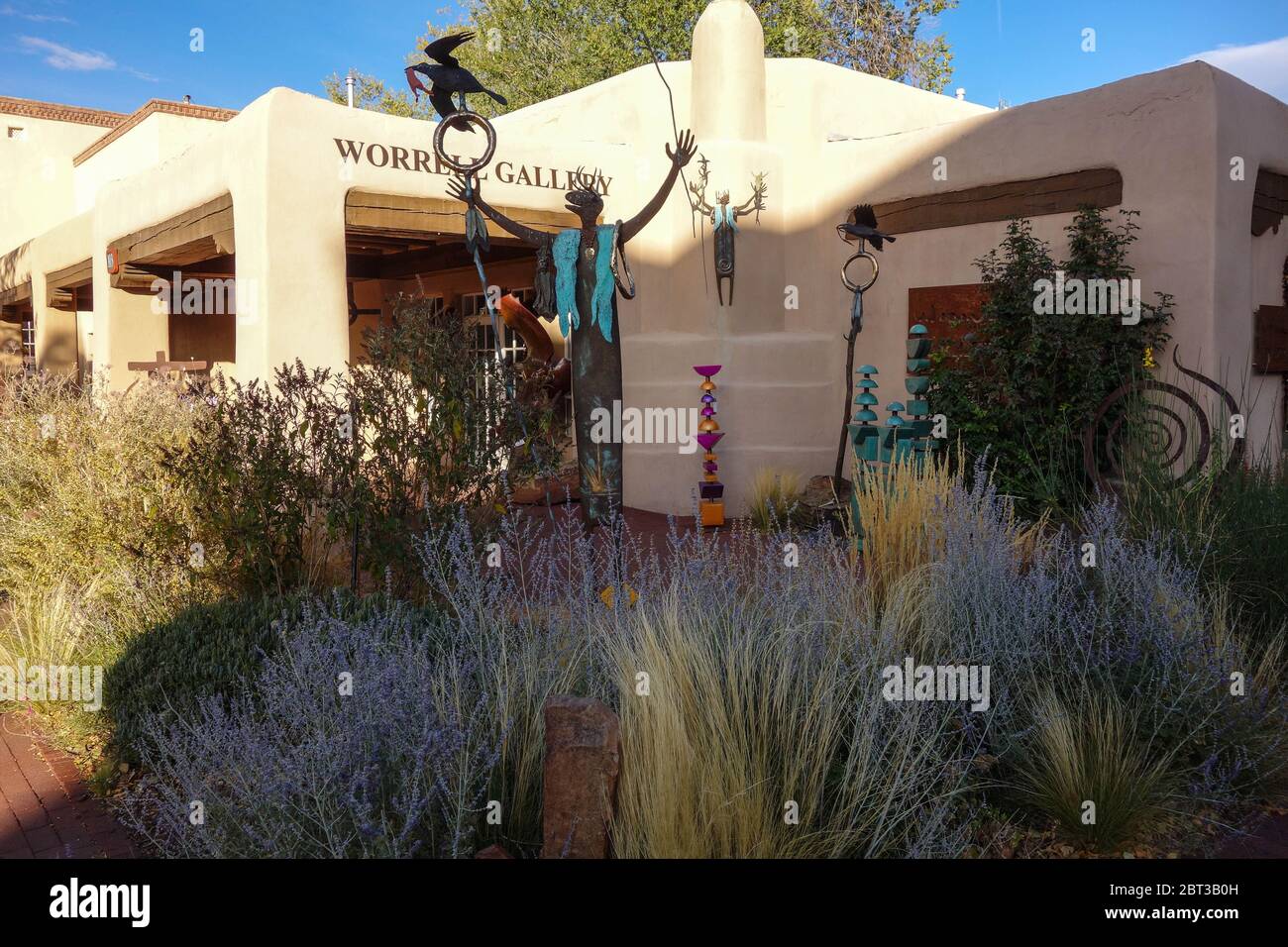 Statua all'ingresso della Galleria Worrell, Santa Fe, NM Foto Stock