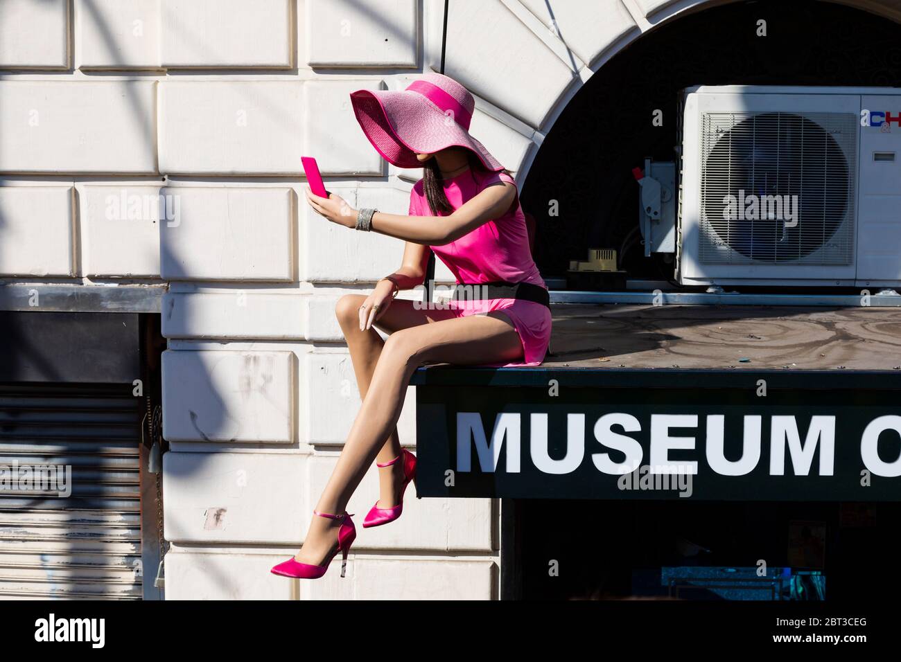 Manichino femminile sopra la porta del Museo dei selfie di Hollywood, Los Angeles, California, Stati Uniti d'America Foto Stock
