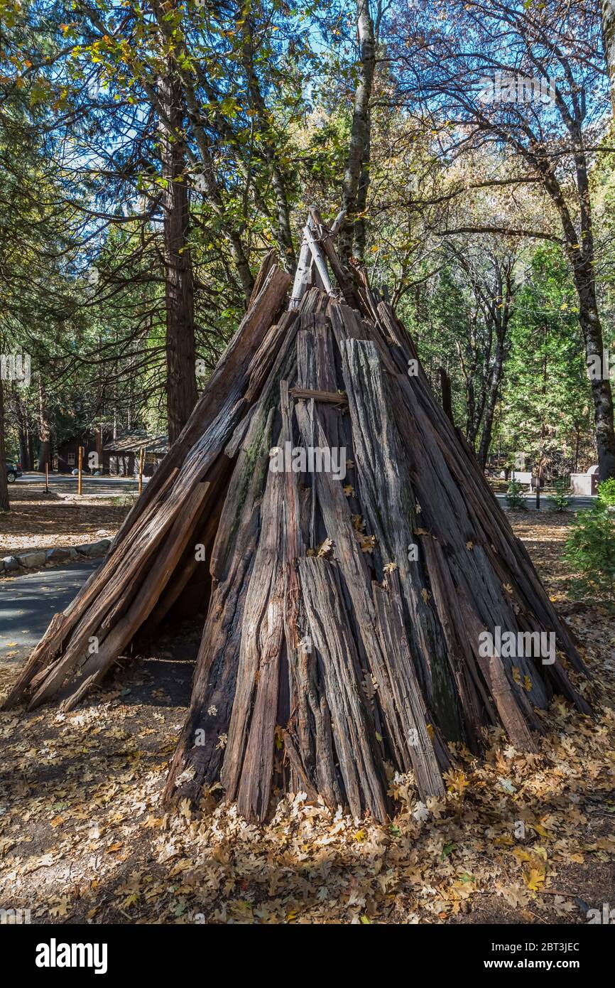 Casa fatta di cedro incenso, decurreno Calocedrus, corteccia con viti dal popolo Miwok nella Valle di Yosemite, Parco Nazionale Yosemite, Califo Foto Stock