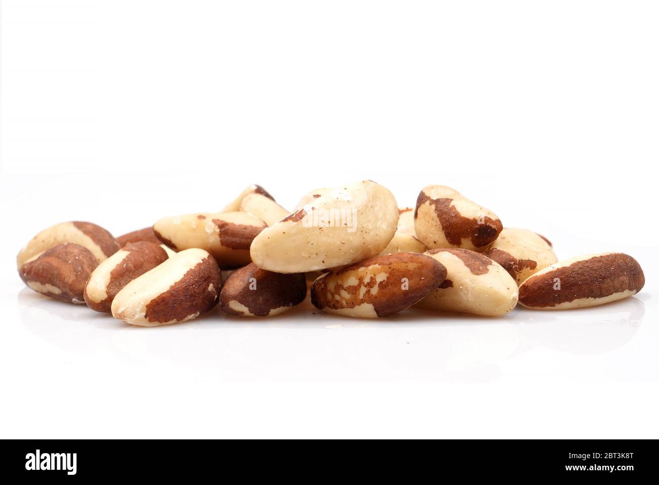 Noce brasiliano biologico primo piano su sfondo bianco Foto Stock