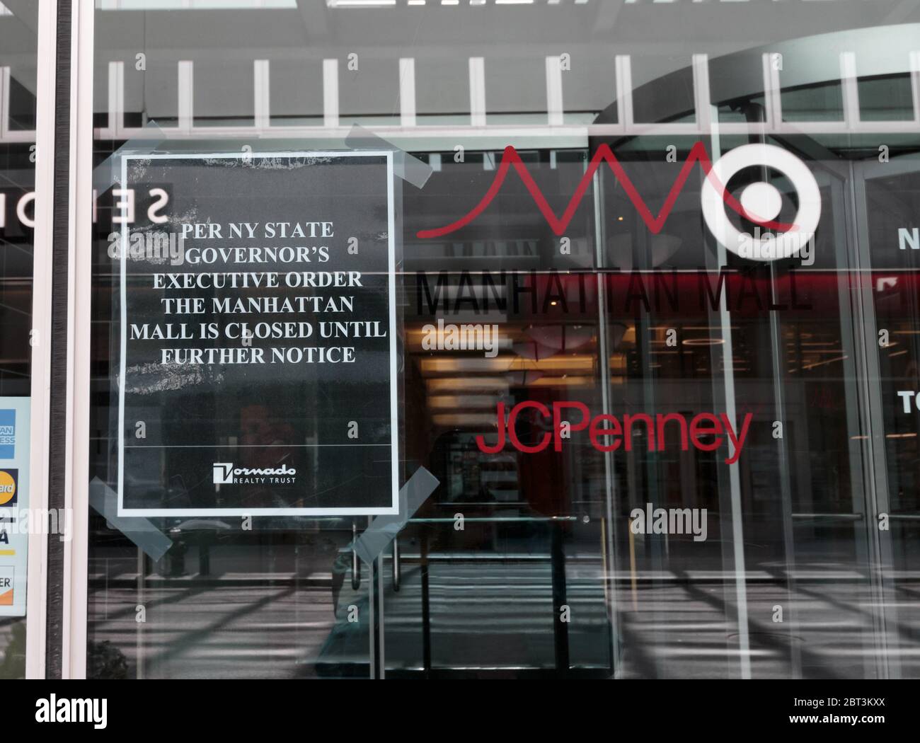 Un cartello all'ingresso del Manhattan Mall, dove JC Penney ha una posizione, che dice che è chiuso a causa del coronavirus o della pandemia del covid-19 Foto Stock