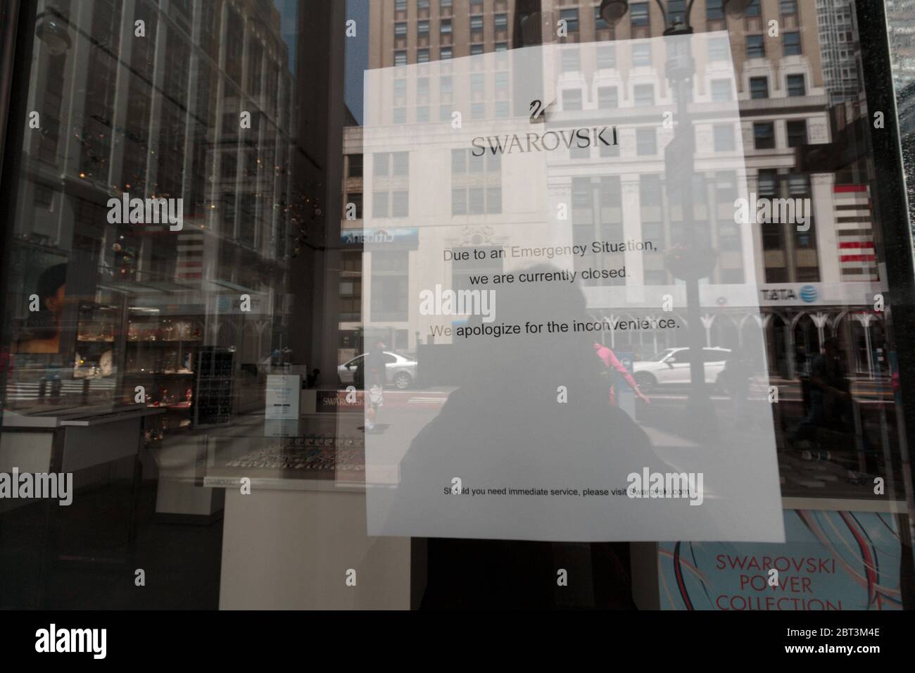 Cartello al negozio Swarovski nel centro di Manhattan che dice che è chiuso a causa del coronavirus o della pandemia del covid-19 Foto Stock