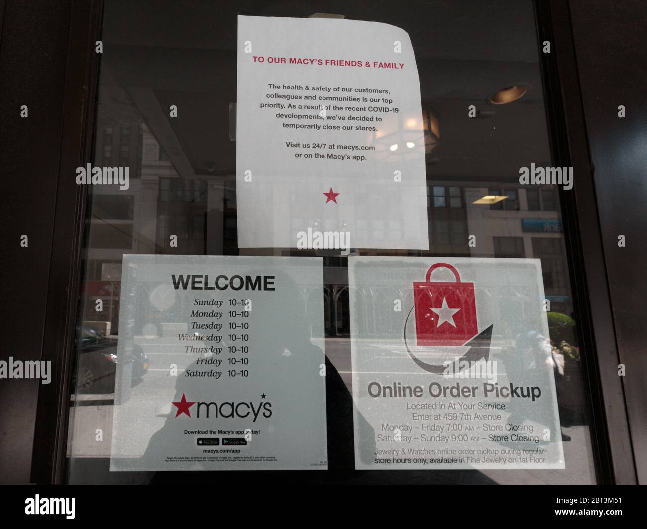 Cartello presso il negozio principale di Macy in Herald Square che dichiara di essere chiuso a causa del coronavirus o della pandemia del covid-19 Foto Stock