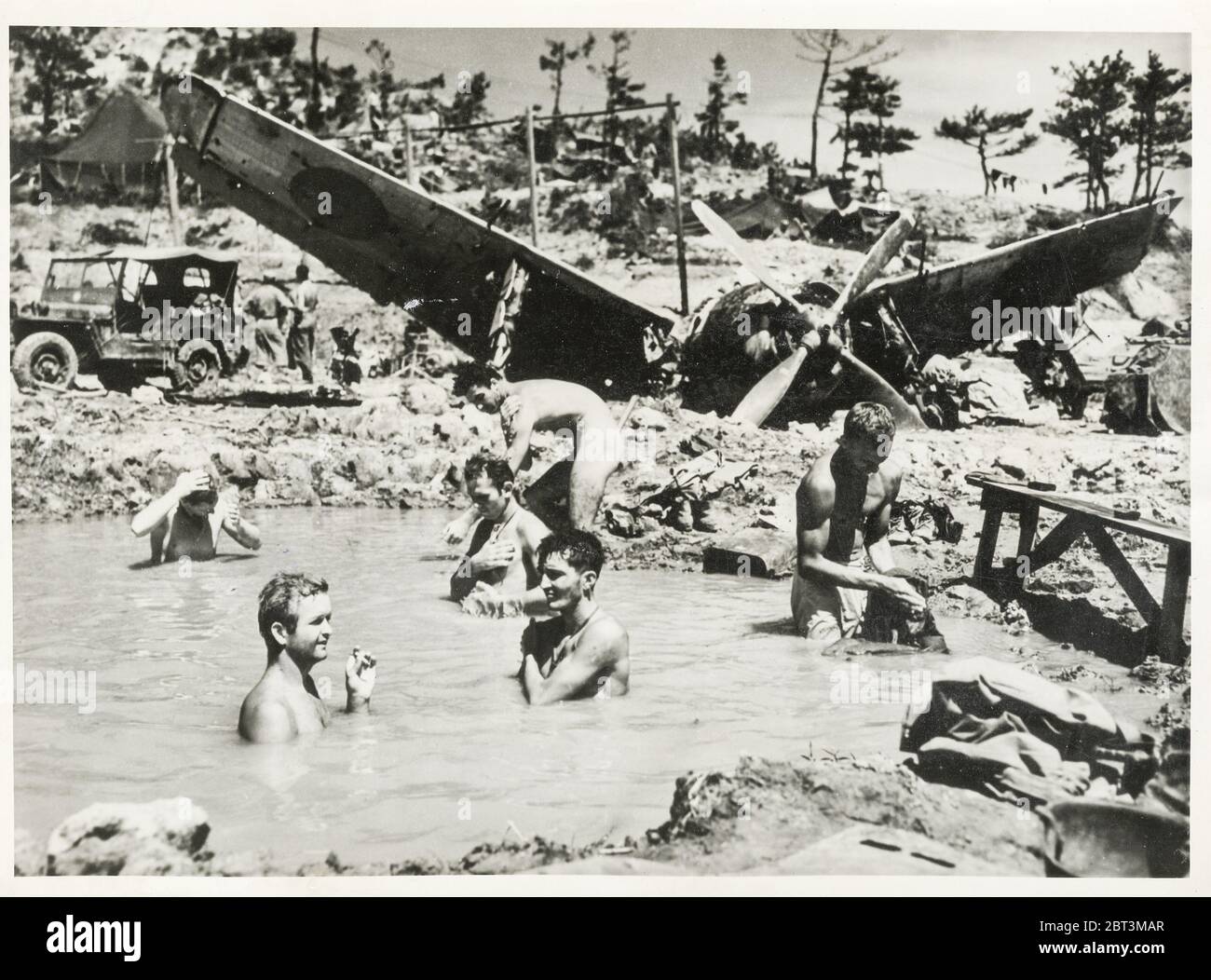 Fotografia d'epoca della seconda Guerra Mondiale - i marines statunitensi nuotano e lavano in una bomba buca Okinawa, guerra contro il Giappone, 1945 Foto Stock