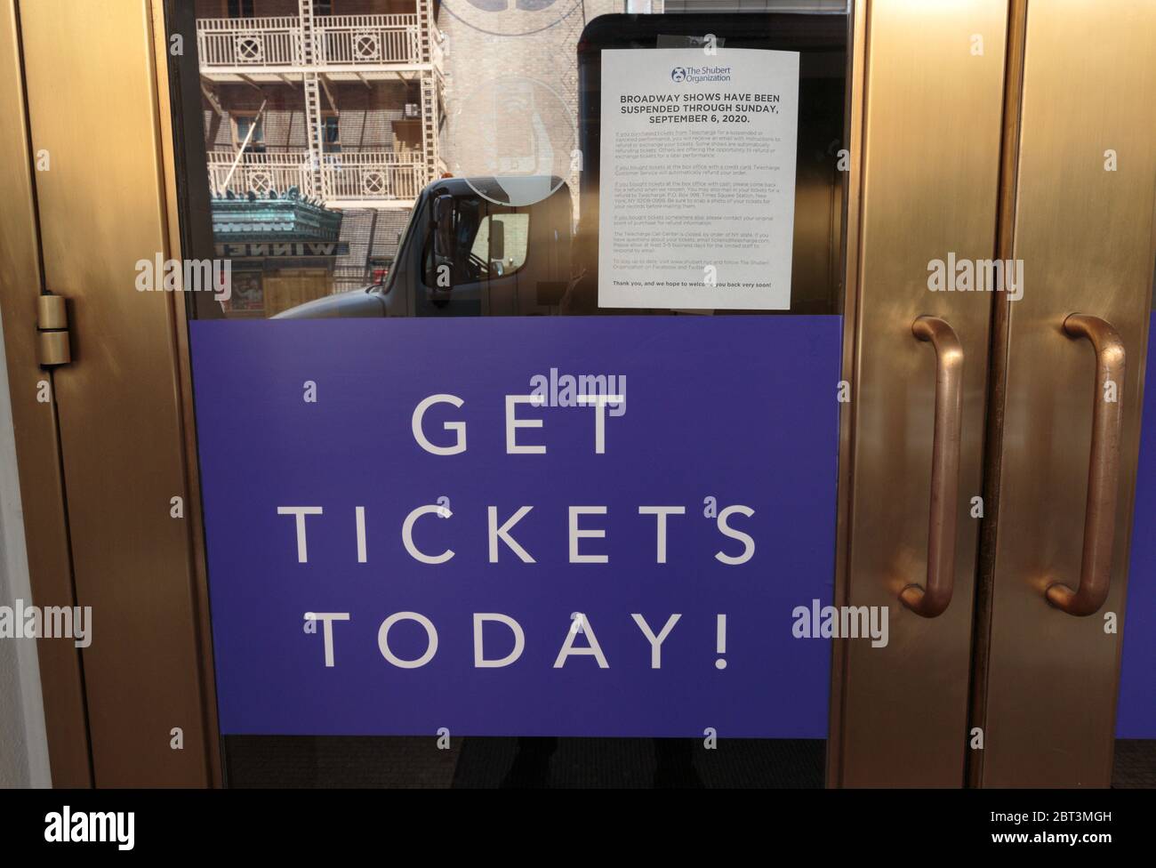 Cartello al Teatro Longacre chiuso che indica che tutti gli spettacoli di Broadway sono sospesi fino al 6 settembre 2020 a causa del coronavirus o della pandemia del covid-19 Foto Stock