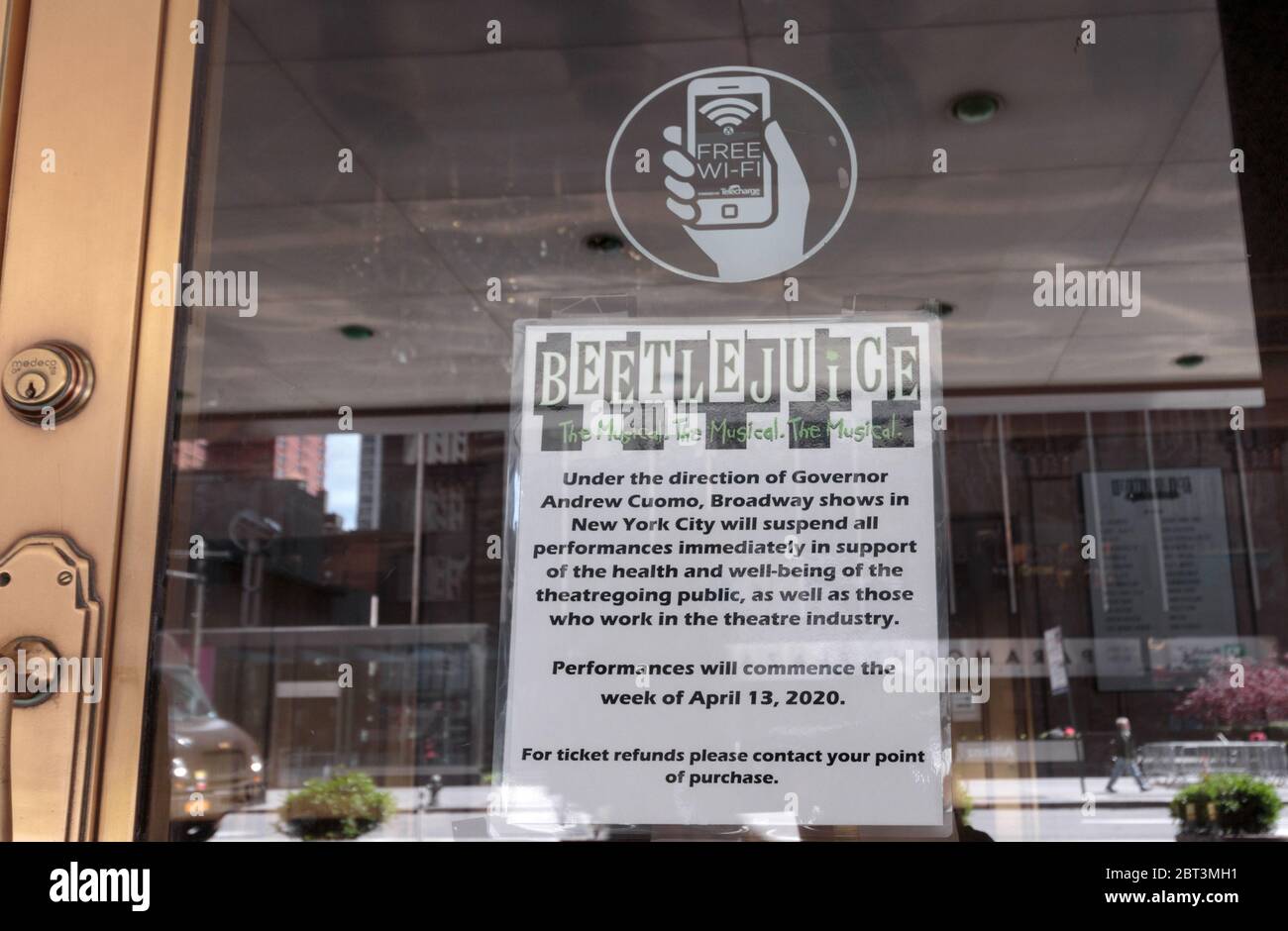 L'iscrizione lasciata al Winter Garden Theatre di Broadway dice che lo spettacolo è chiuso per il coronavirus o la pandemia del covid-19 e sarà indietro il 13 aprile Foto Stock