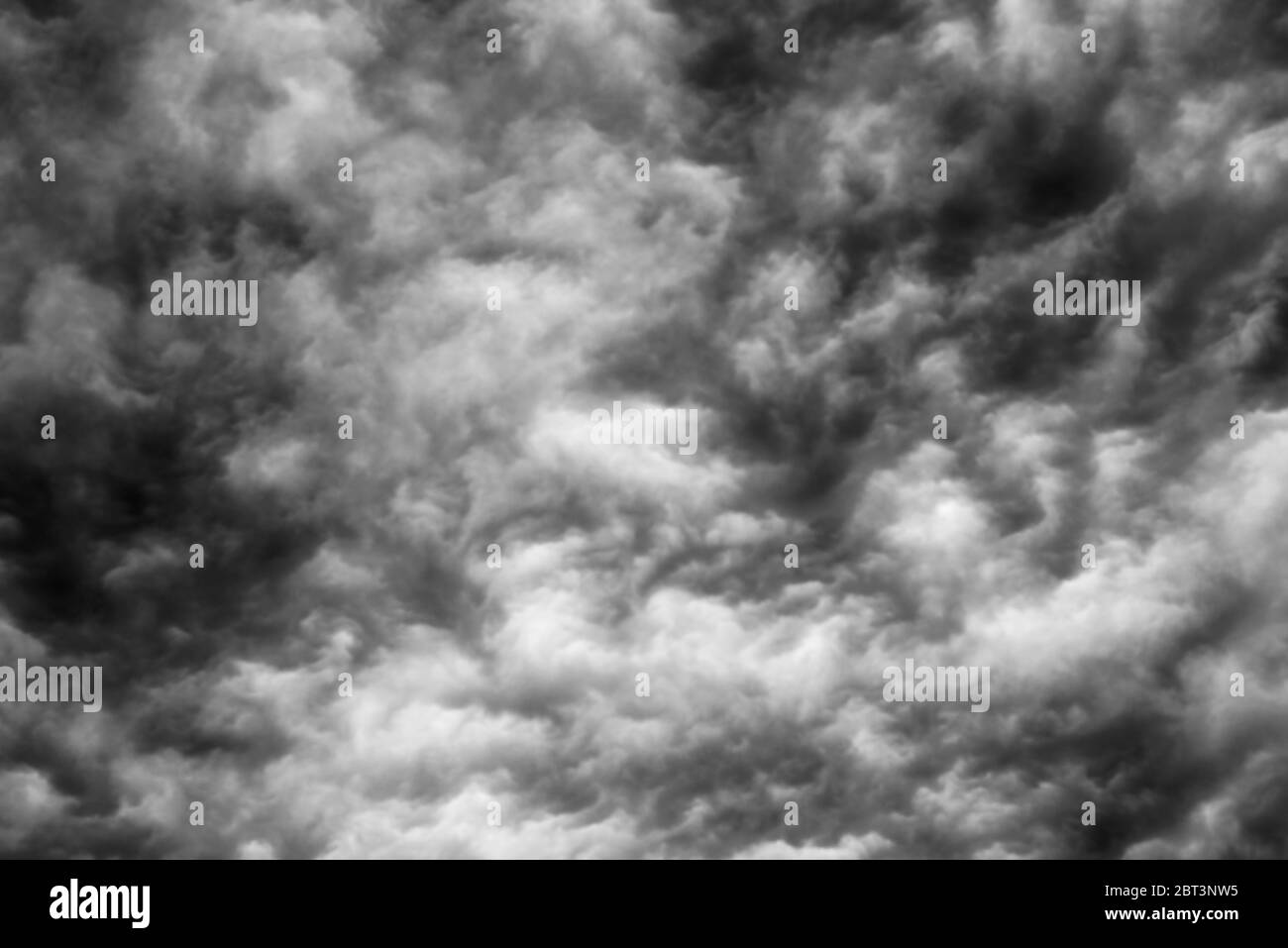 Sfondo trama di nubi di tempesta nere e bianche. Foto Stock