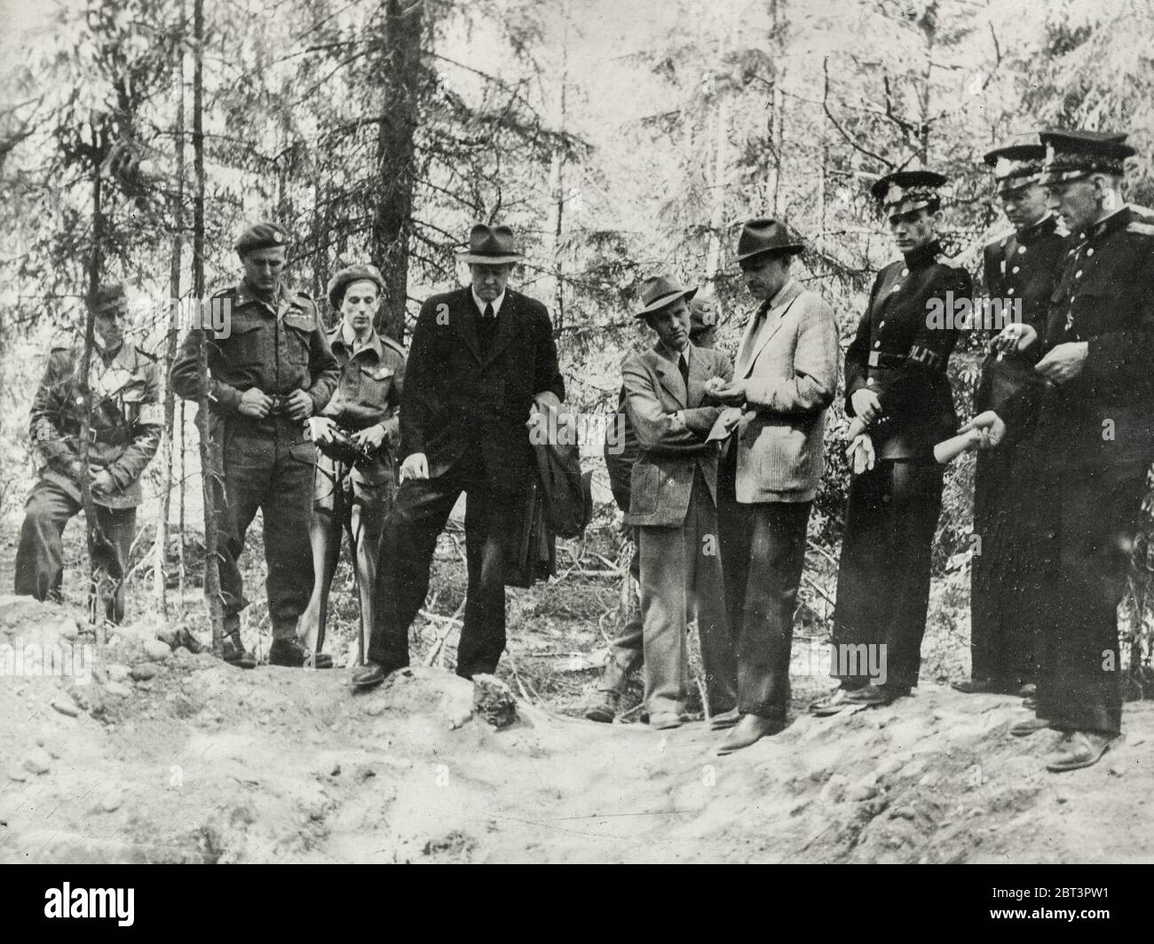 Fotografia d'epoca della seconda Guerra Mondiale - esumare i cadaveri norvegesi dalle tombe di massa nella foresta di Trendum Trandumskogen Norvegia Foto Stock