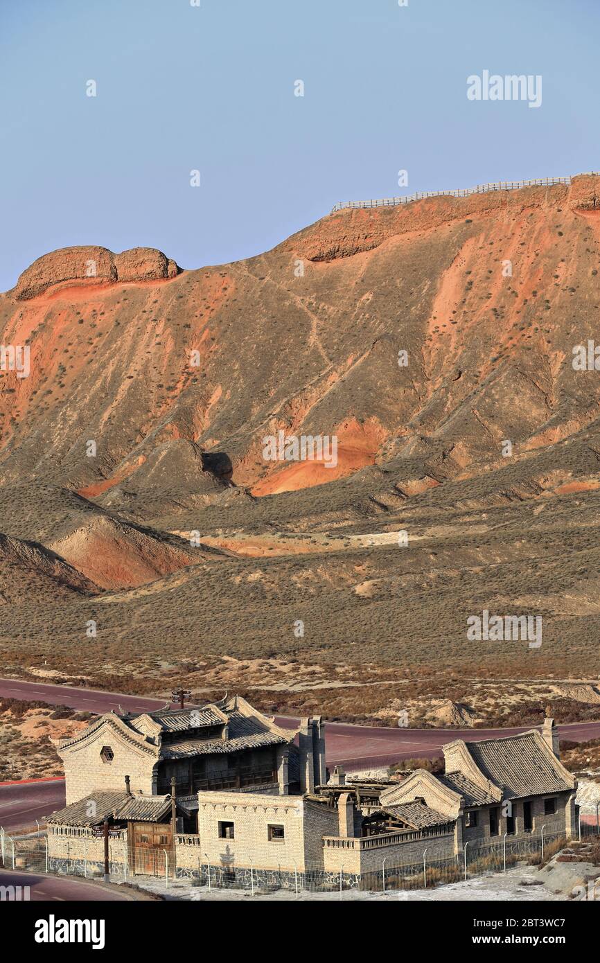 Grande-parete-sulla-prepipa Landform+Maci-Noodle-Shop-edificio da-ricamato-colorato-Observation-Deck. Zhangye Danxia NNAL.Geopark-Gansu-China-891 Foto Stock