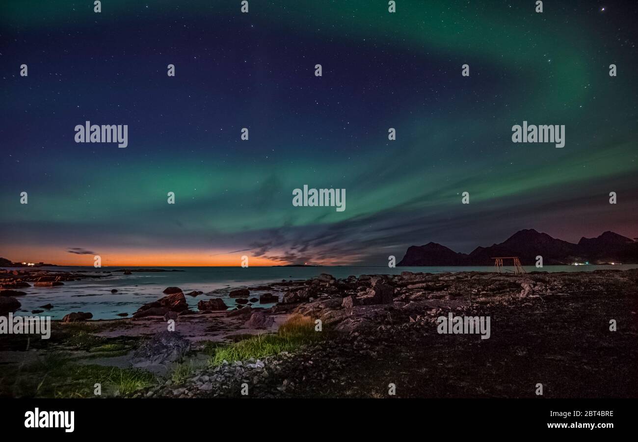 Northern Lights oltre la spiaggia, Flakstad, Lofoten, Nordland, Norvegia Foto Stock