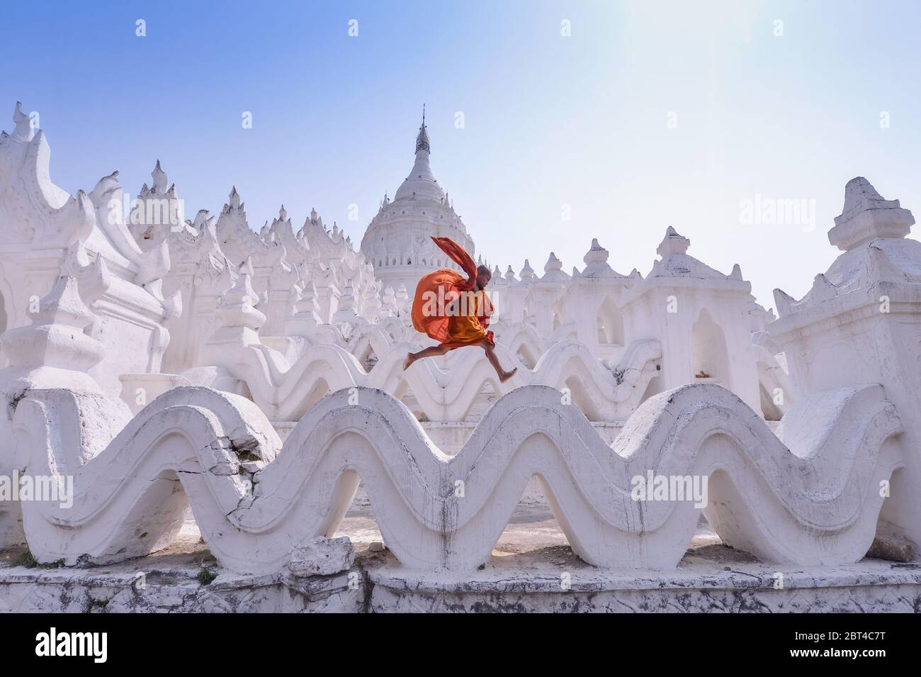 Monaco novizio che salta sul tempio tradizionale, Myanmar Foto Stock