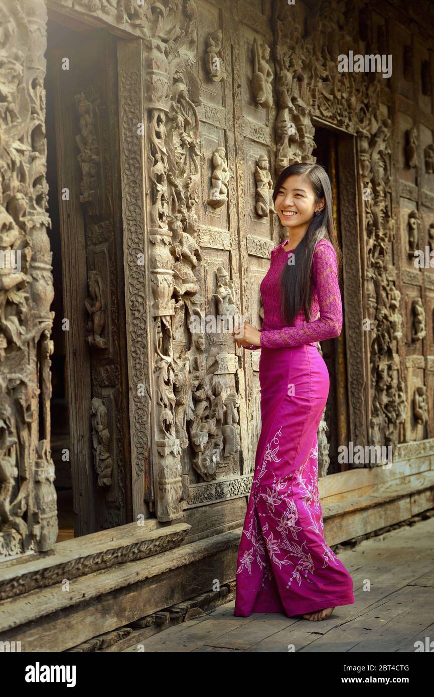 Ritratto di una bella donna, Shwe Nan Daw Monastero, Mandalay, Myanmar Foto Stock