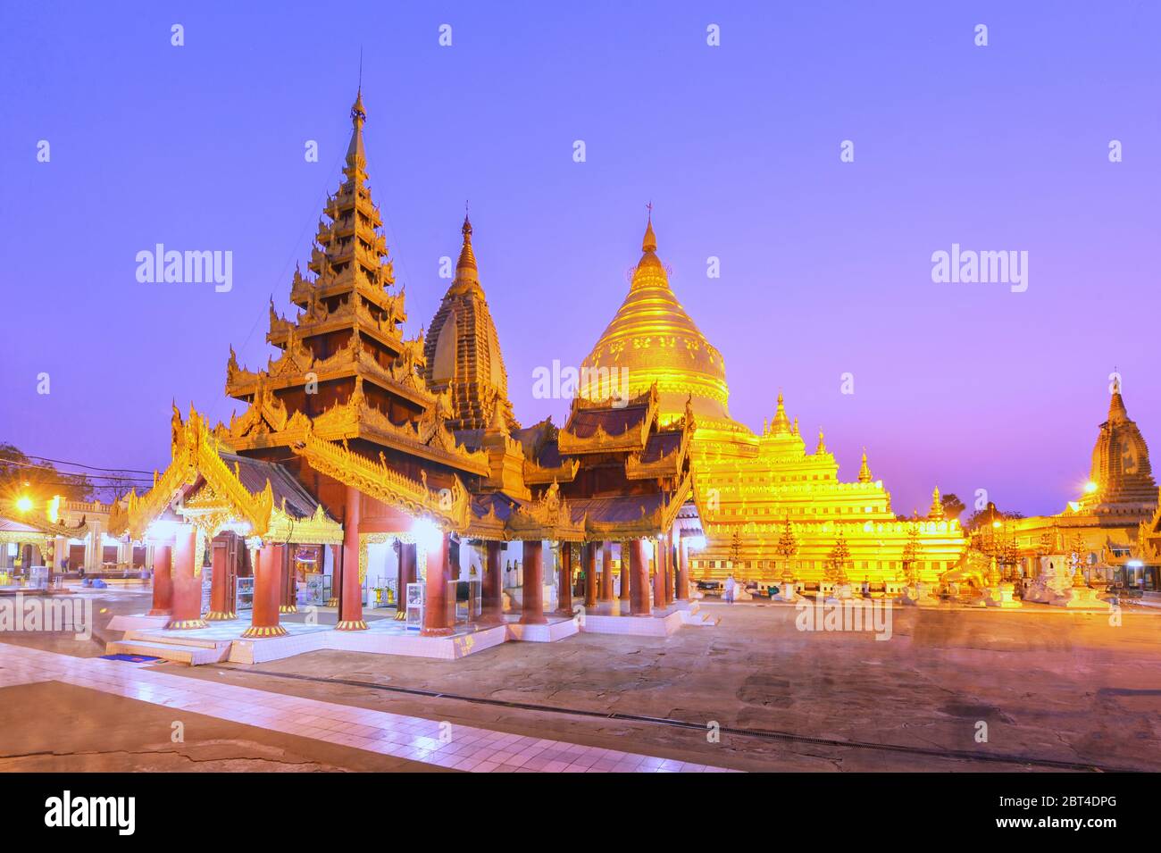 La pagoda di Shwezigon di notte, Nyaung-U vicino Bagan, Mandalay, Myanmar Foto Stock