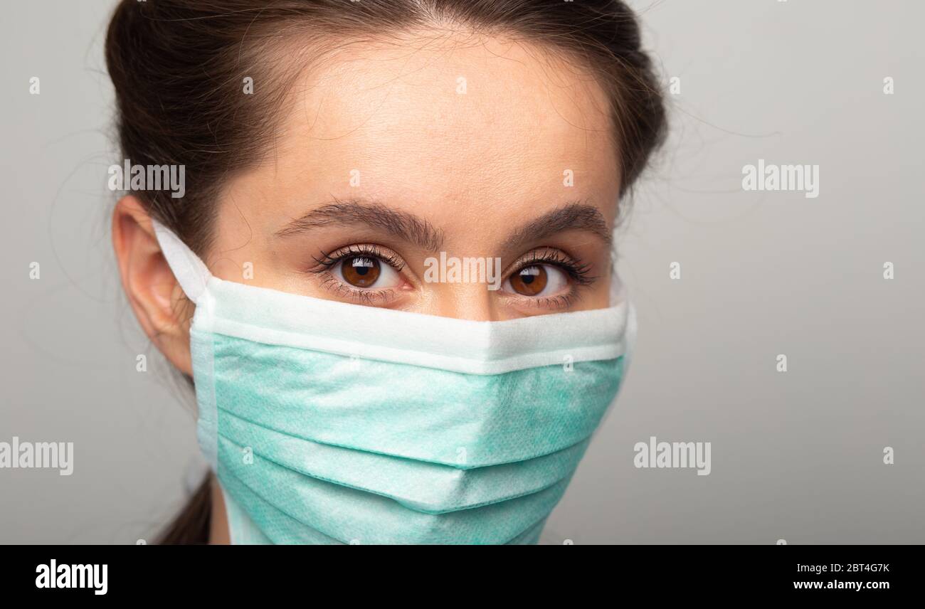 donna medico in maschera chirurgica di fronte fotocamera, indossare un filtro protettivo per prevenire l'infezione da coronavirus, malattie respiratorie trasmesse per via aerea come l'influenza, 201 Foto Stock