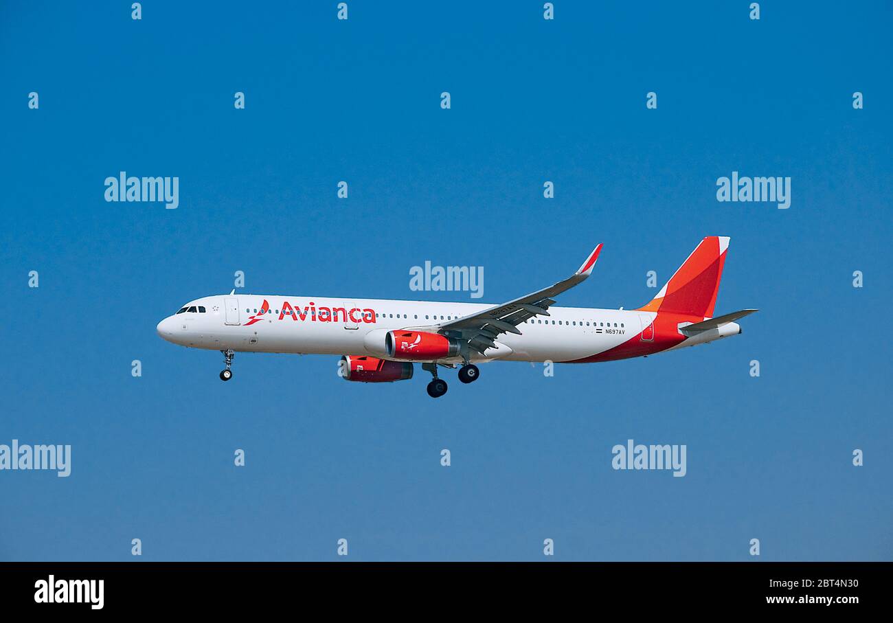 N697AV Avianca Airbus A321-200 atterrando al LAX Foto Stock